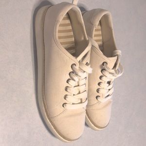 Vionic canvas sneaker, Size 9M-Company lists as white but more of an ivory color